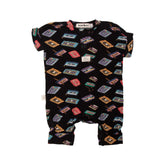 Macacão de Bebê com Zíper Estampa Fita Cassete Preta – Estilo Retrô e Conforto | Trend4kids